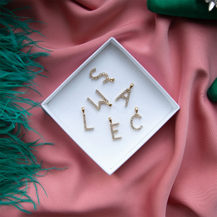 Mini Letter Necklace Gold Letter E